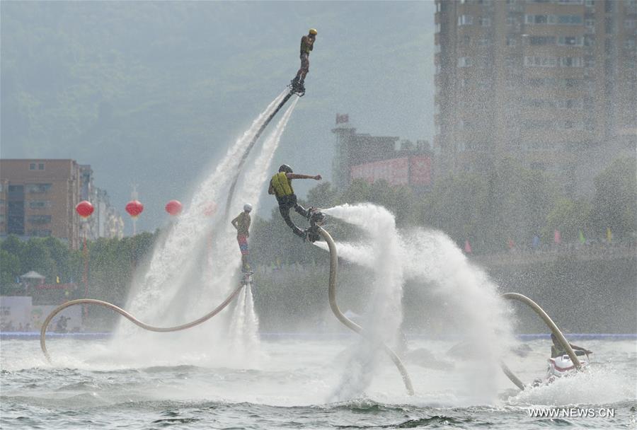 Hubei : l'incroyable flyboard à la surface de l'eau