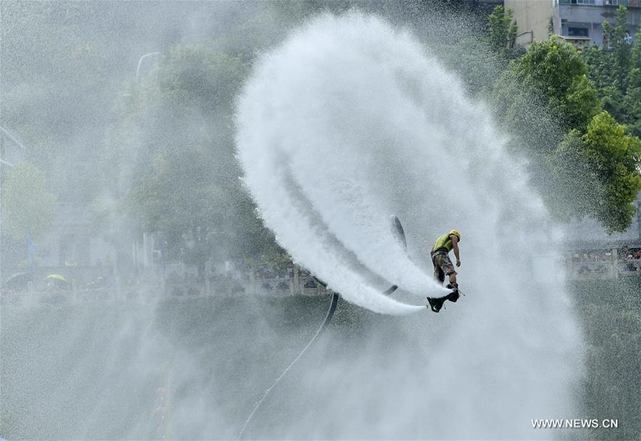 Hubei : l'incroyable flyboard à la surface de l'eau