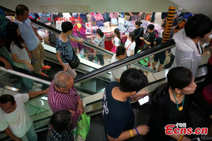 Beijing: les toutes dernières soldes du marché de Tianyi