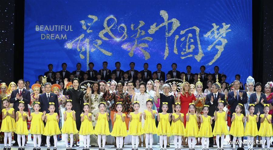 Peng Liyuan assiste à la cérémonie de remise du Prix de l'UNESCO pour l'éducation des filles et des femmes