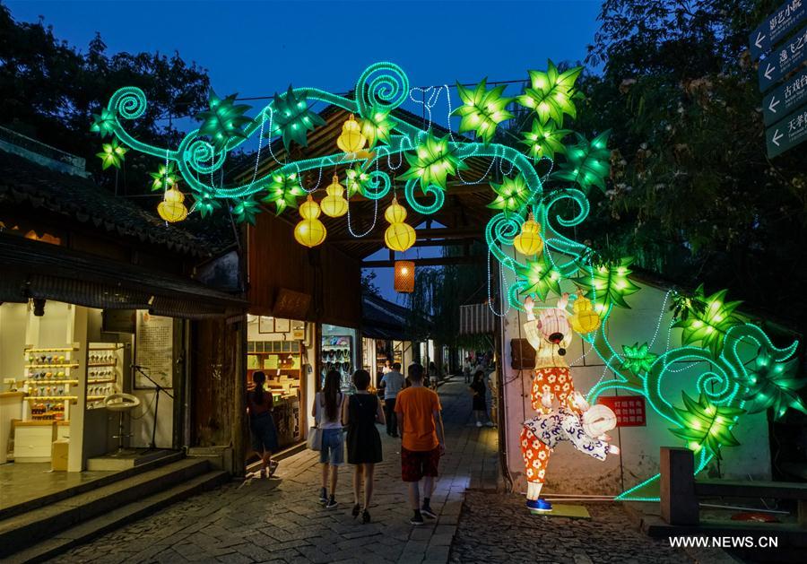 Jiangsu : des lanternes colorées pour célébrer la fête de la Lune
