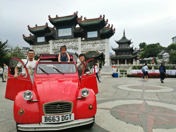 Le tour du monde d'un couple chinois en 2 CV