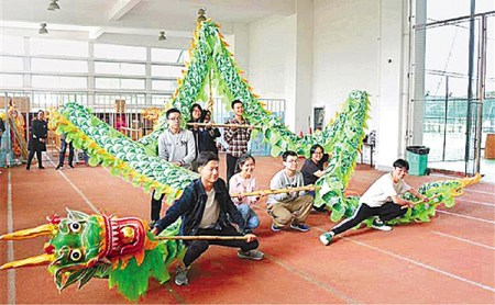 Danses du lion et du dragon dans les université chinoises