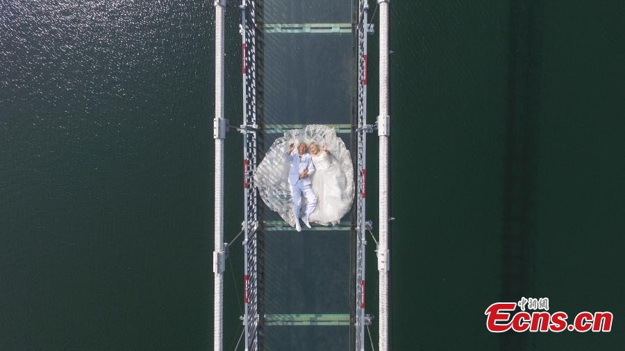 Noces d'or sur un pont suspendu dans le Hunan