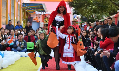 Le trouble d'Halloween pour les parents chinois