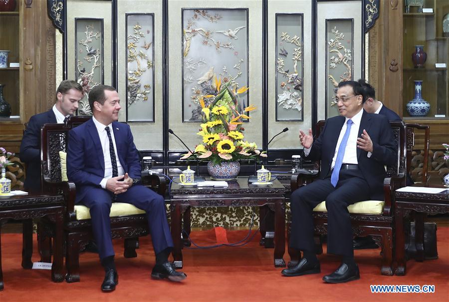 Les PM chinois et russe abordent les relations bilatérales lors d'une rencontre
