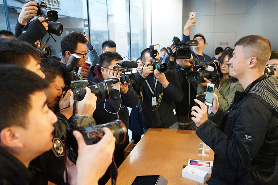 Les fans d'Apple du monde entier font la queue pour l'iPhone X