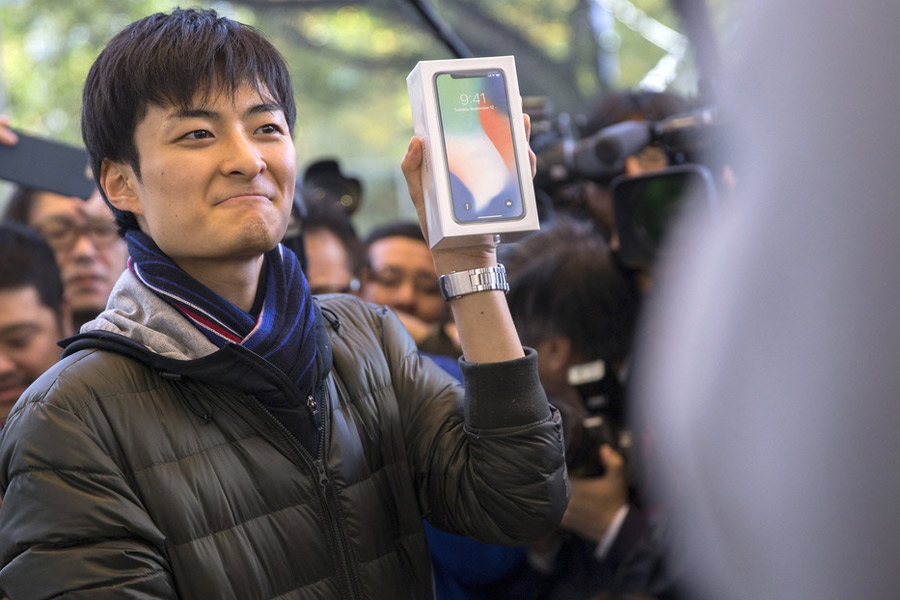 Les fans d'Apple du monde entier font la queue pour l'iPhone X