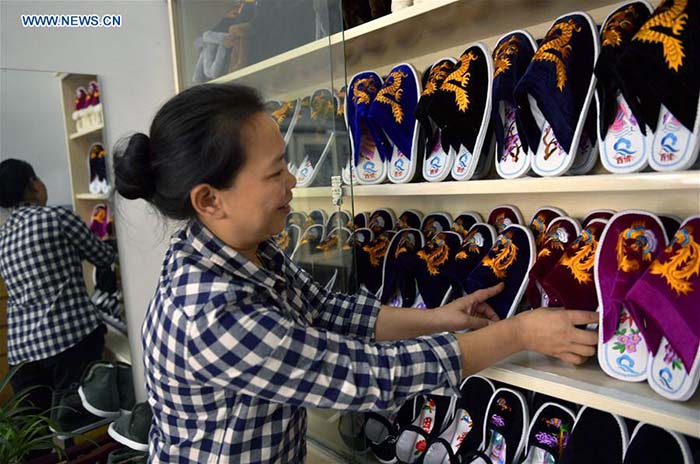 Hubei : l'art de la broderie de l'ethnie Tujia