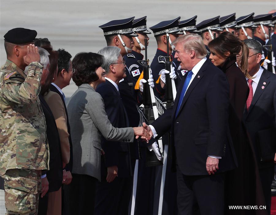Le président sud-coréen Moon Jae-in accueille Donald Trump dans une base militaire américaine
