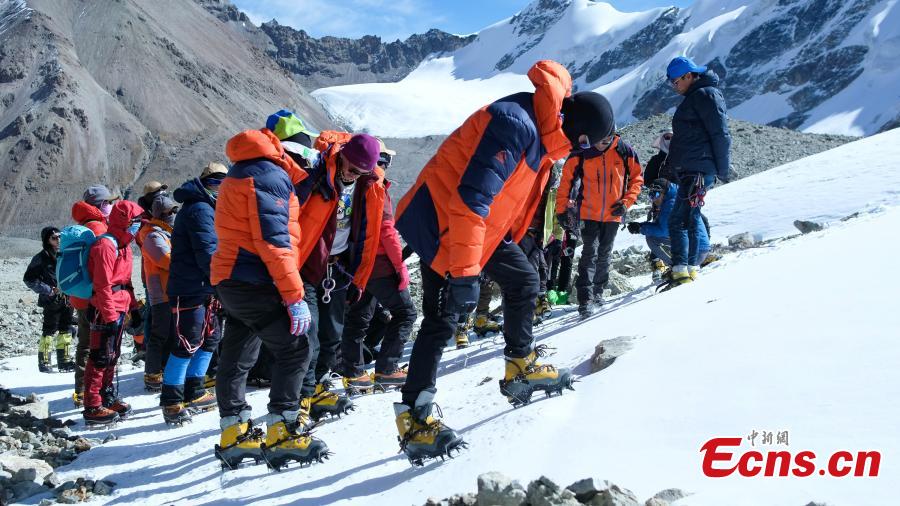 Tibet : des grimpeurs à l'entraînement sur un mont enneigé