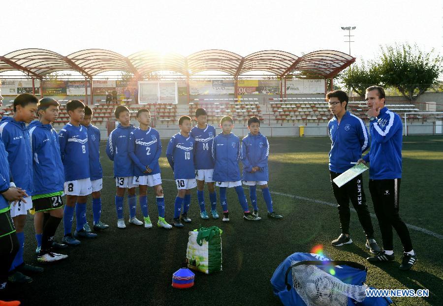 Des élèves d'un lycée chinois reçoivent en Espagne une formation au football