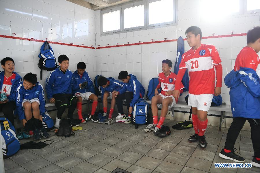 Des élèves d'un lycée chinois reçoivent en Espagne une formation au football