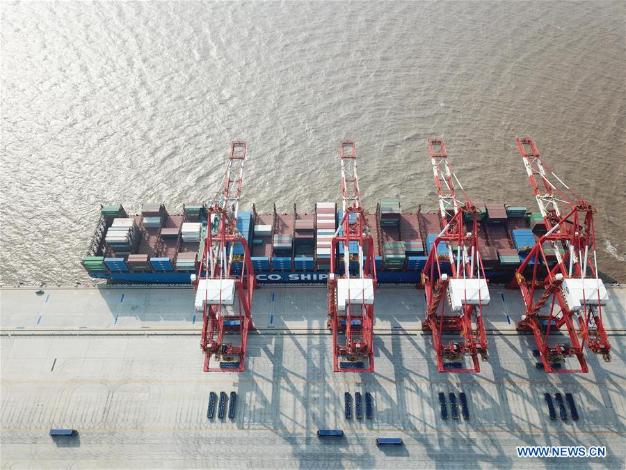 Mise en service du plus grand terminal de conteneurs automatique du monde à Shanghai