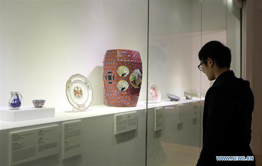 Exposition de porcelaines à Hong Kong