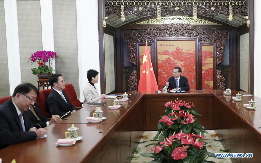 Li Keqiang rencontre les chefs des exécutifs des RAS de Hong Kong et de Macao