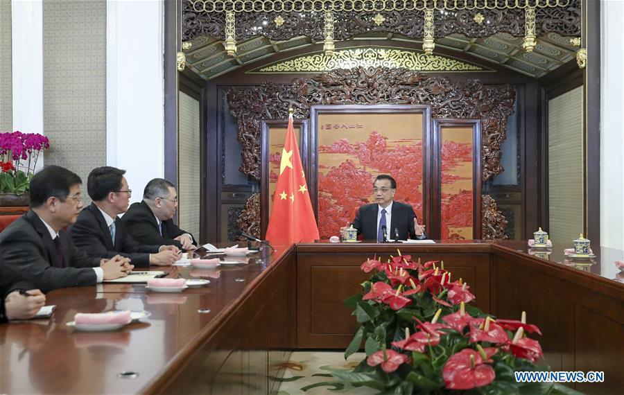 Li Keqiang rencontre les chefs des exécutifs des RAS de Hong Kong et de Macao