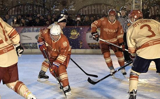 Vladimir Poutine joue un match de hockey sur la Place Rouge