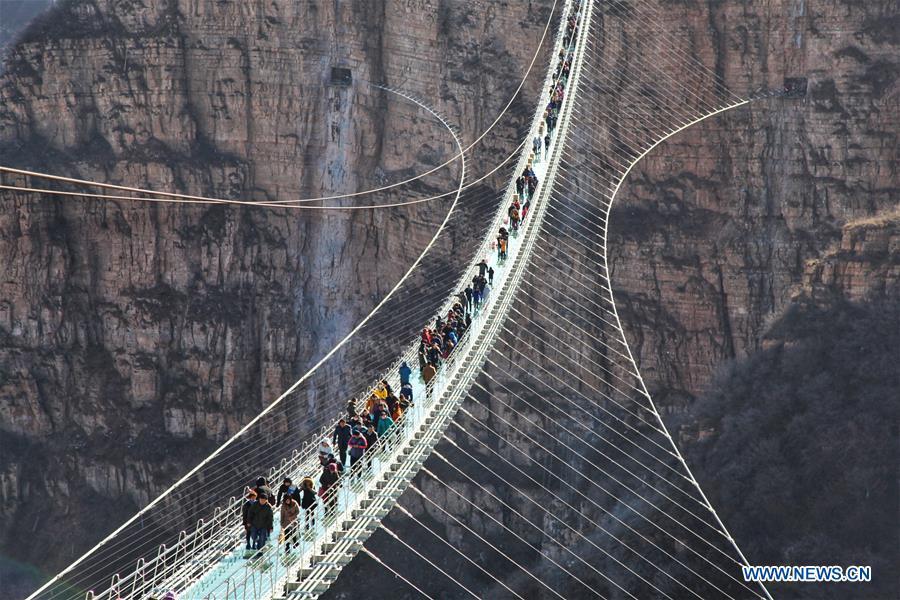 Hebei : un pont suspendu en verre ouvert aux touristes 