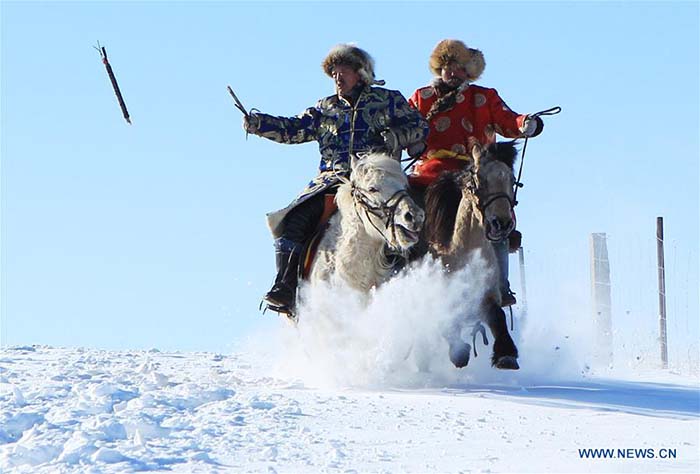 Apprivoisement de chevaux sur la neige dans le Nord de la Chine