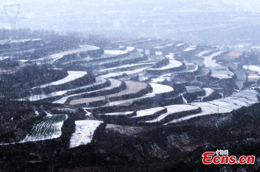Vues de paysages enneigés dans l'Ouest de la Chine