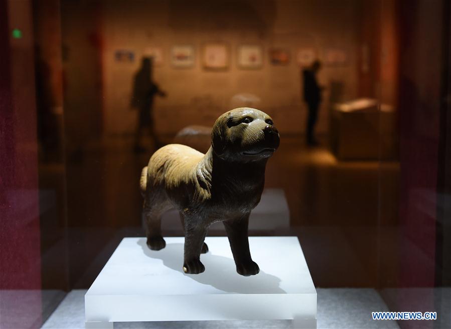 Chine : exposition de reliques culturelles sur le thème du chien à Nanjing