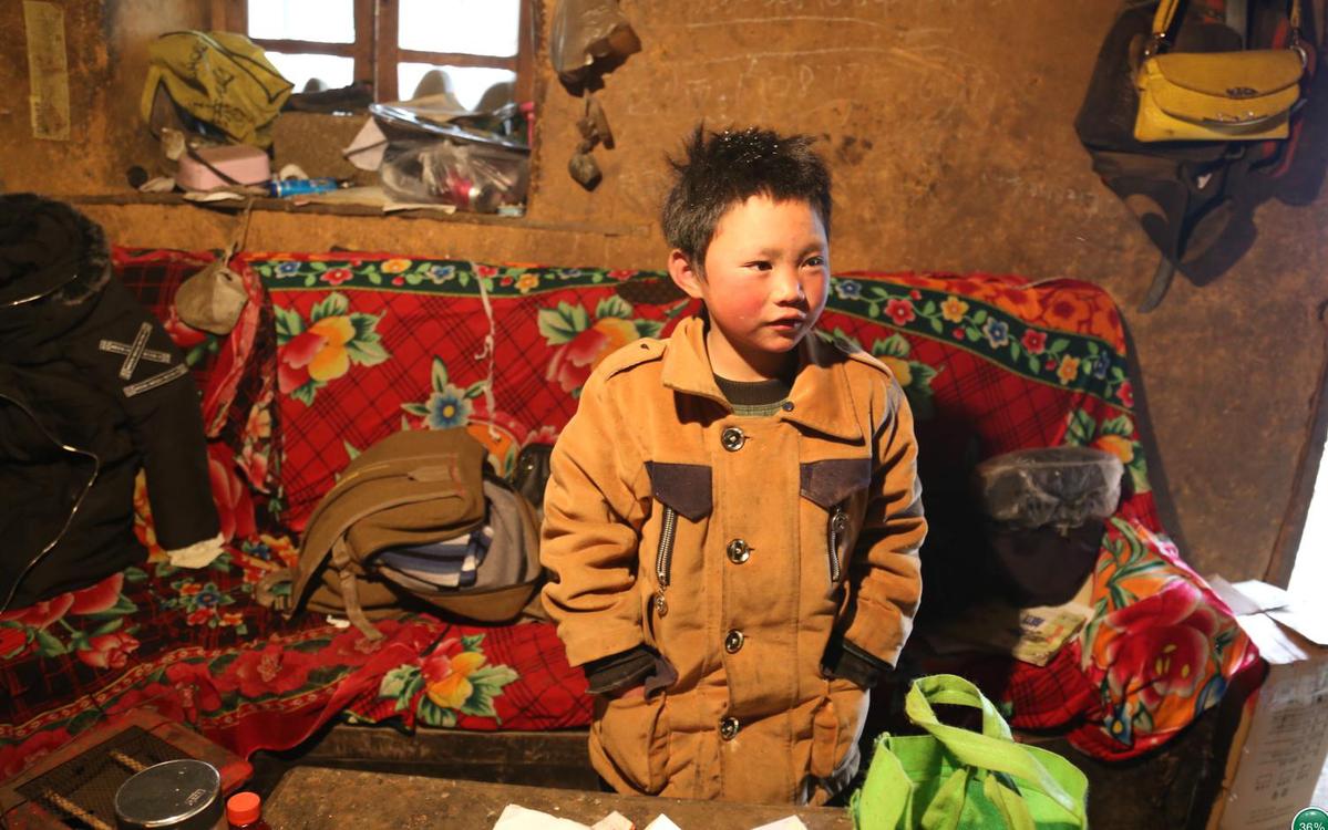 Un jeune Chinois brave le grand froid pour aller à l'école