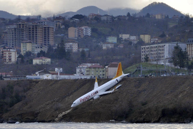 Un Boeing turc finit accroché à une falaise après un atterrissage raté