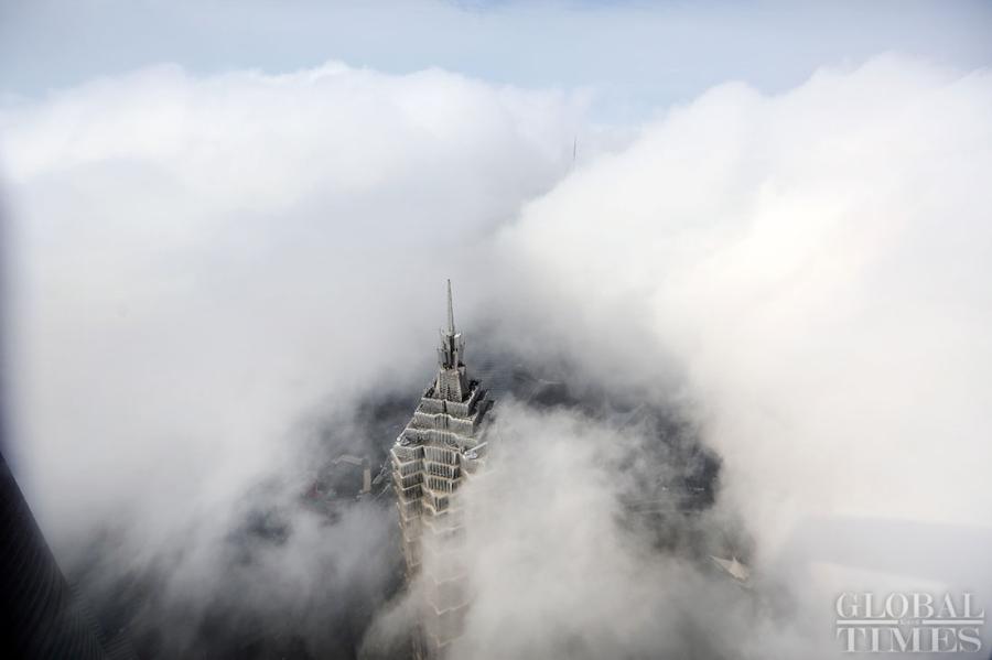 Shanghai : des gratte-ciel dans la brume