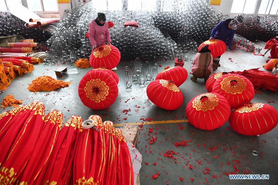 Fabrication des lanternes rouges pour le Nouvel An chinois