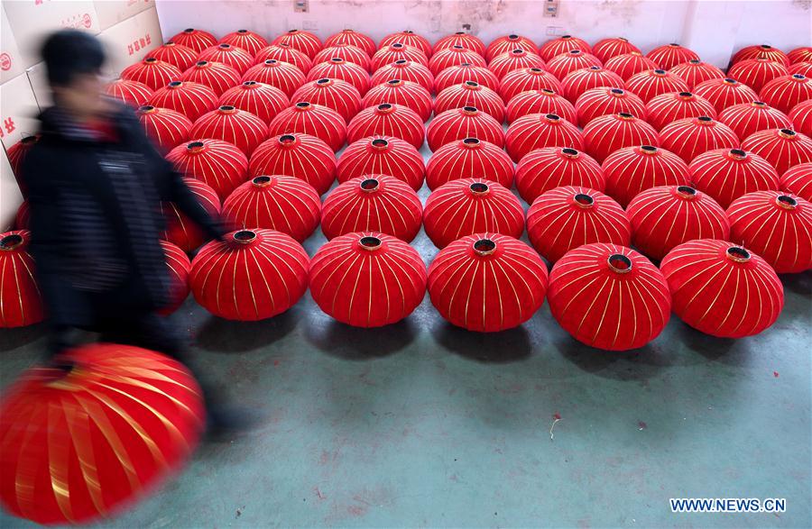 Fabrication des lanternes rouges pour le Nouvel An chinois