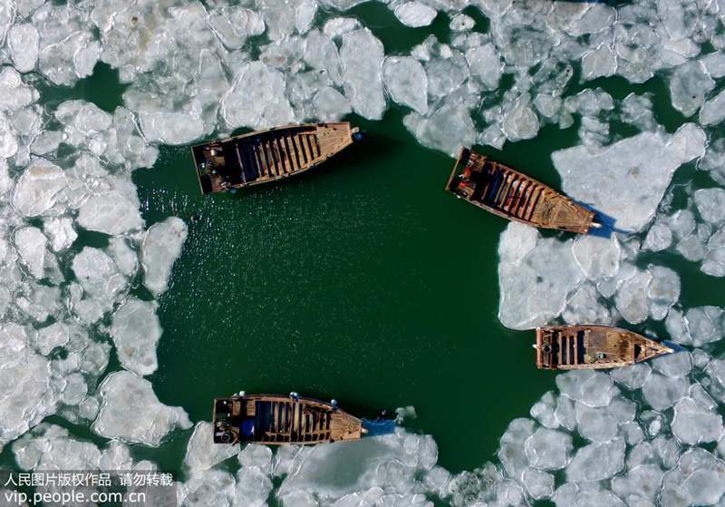 Mer de Bohai et mer Jaune : des bateaux de pêche pris dans les glaces