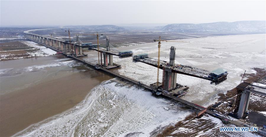 Chine : construction d'un pont autoroutier au-dessus du fleuve Jaune
