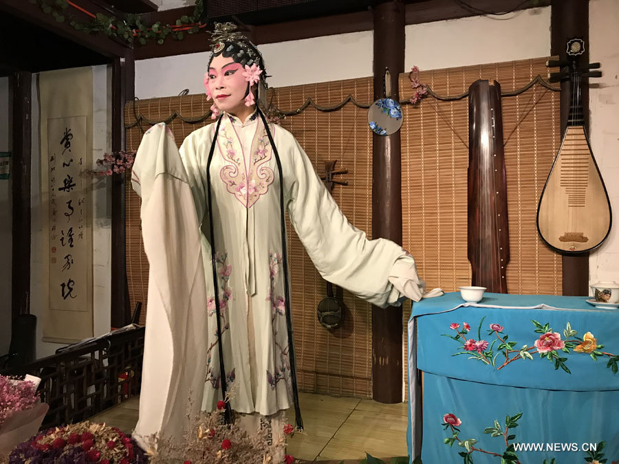 Lü Chengfang, artiste folklorique seule sur scène, popularise l'opéra Kunqu à Suzhou