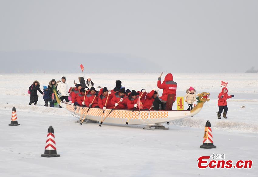 Organisation d'une course de bateaux-dragons sur glace dans le Jilin