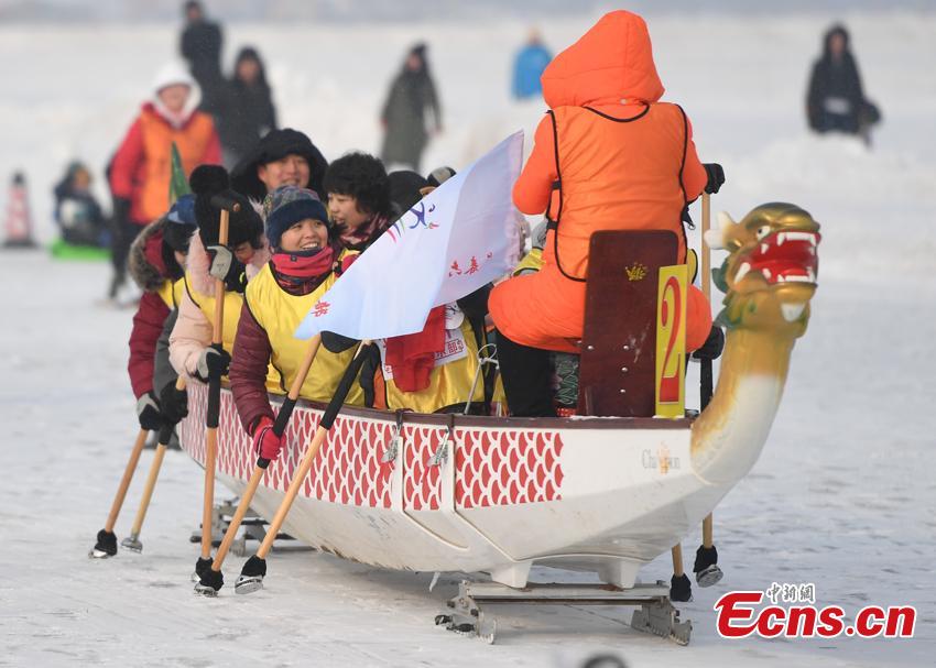 Organisation d'une course de bateaux-dragons sur glace dans le Jilin