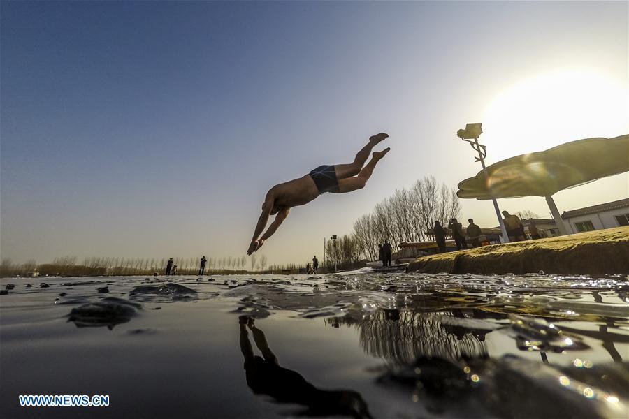 Entraînement hivernal de nageurs dans le Hebei