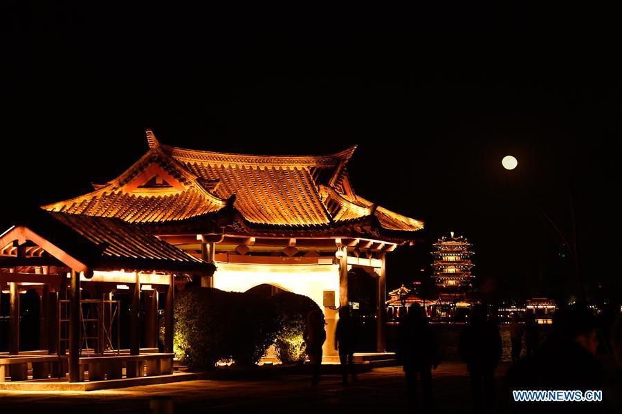 Jinan : le lac Daming dans la nuit