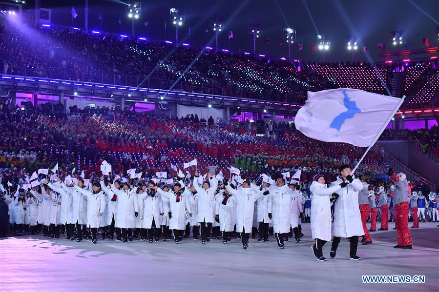JO d'hiver : les athlètes de la Corée du Sud et de la RPDC défilent ensemble lors de la cérémonie d'ouverture