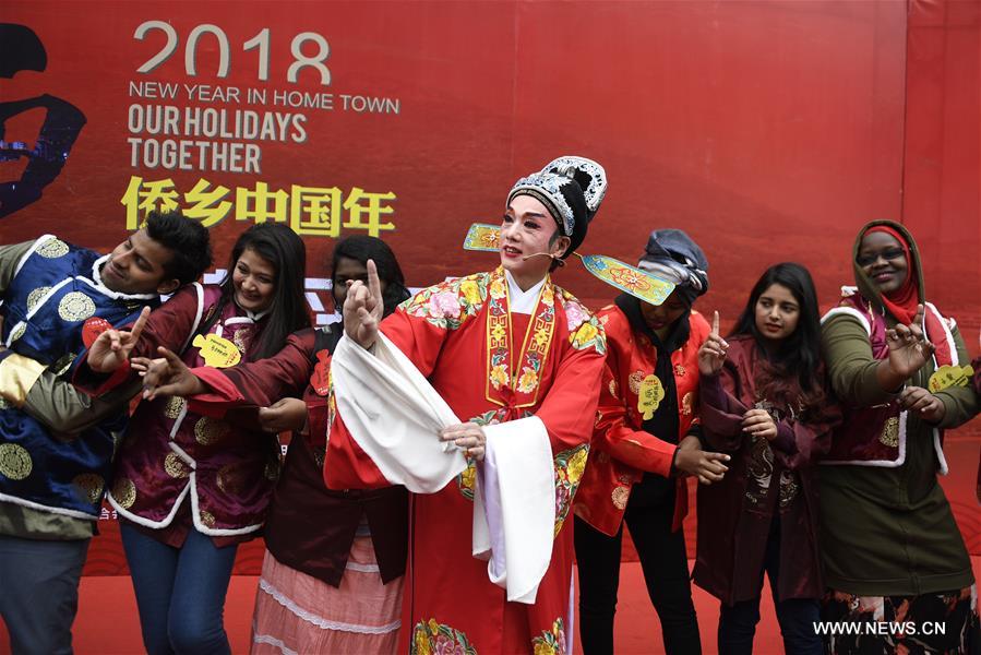 Des étrangers découvrent les traditions chinoises à l'approche du Nouvel An lunaire