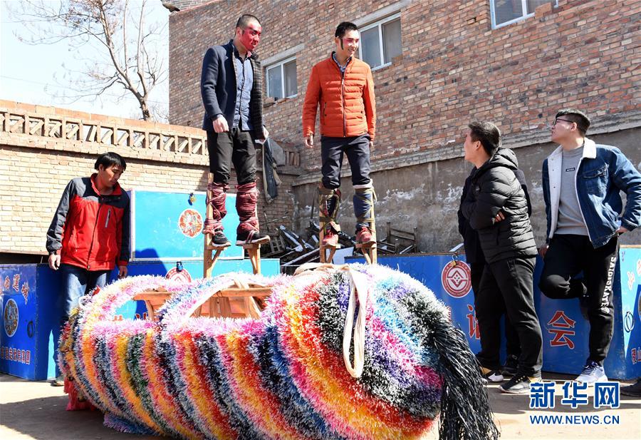 L'incroyable « Monstre sur échasses » du Nouvel An du Shanxi