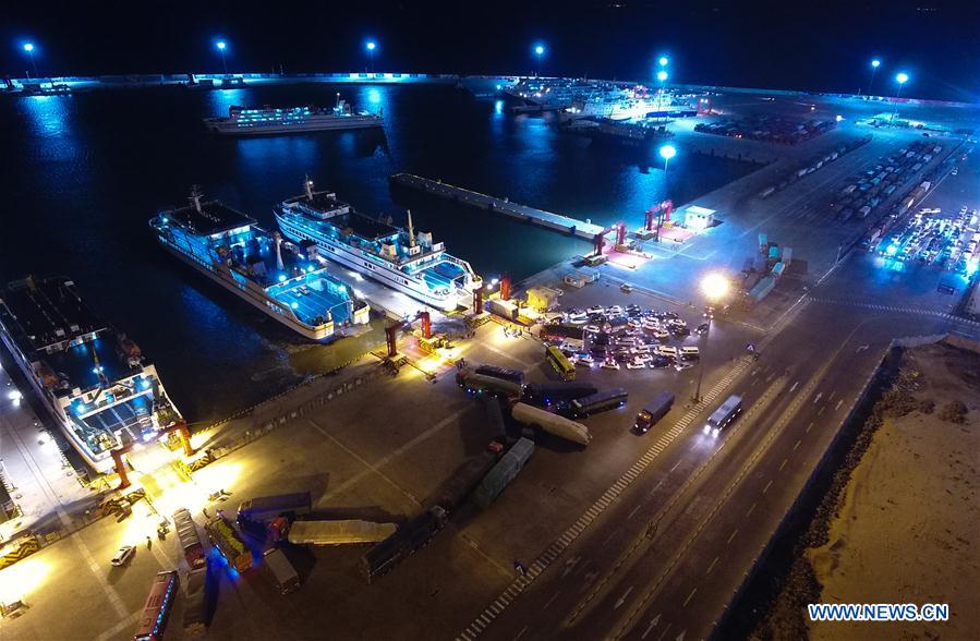 Les files de véhicules persistent dans des ports de Hainan