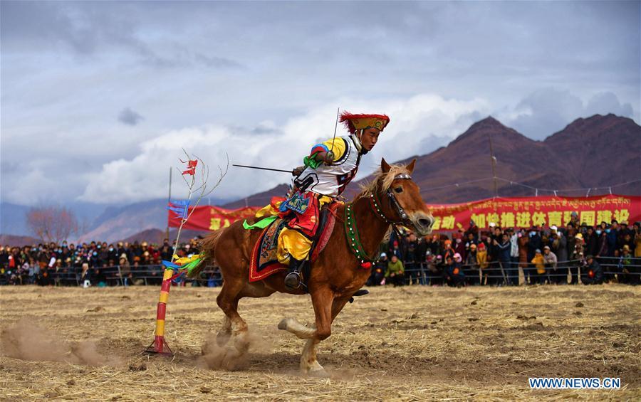 Spectacle équestre à Lhassa