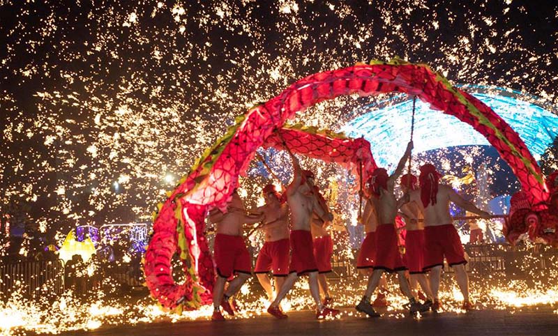 Une superbe danse du dragon de feu dans le centre de la Chine