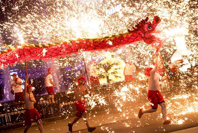 Une superbe danse du dragon de feu dans le centre de la Chine
