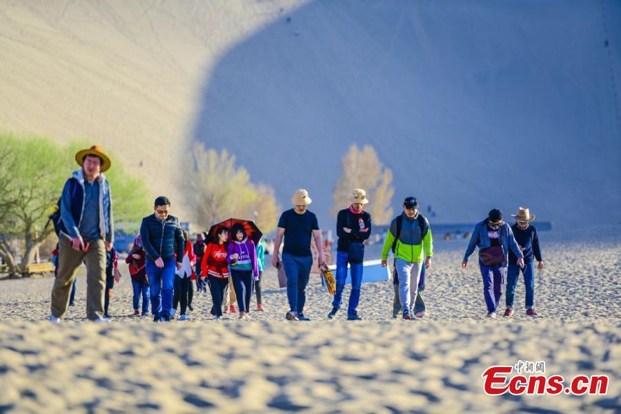 Afflux de touristes vers les « sables chantants » de la Dune de Mingsha à Dunhuang