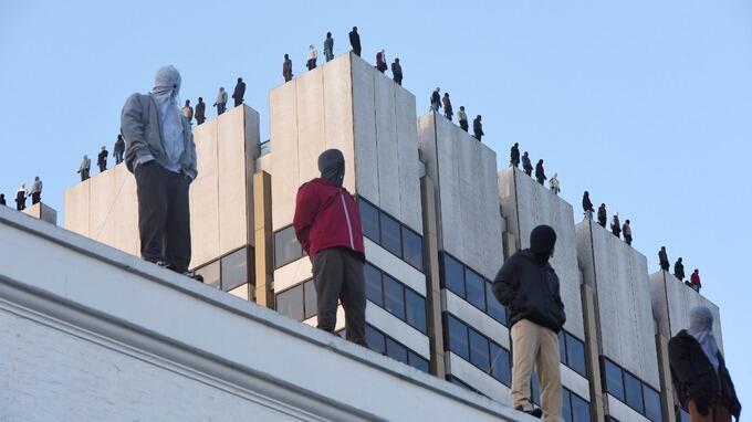 Londres : 84 statues d'hommes installées sur les toits contre le suicide