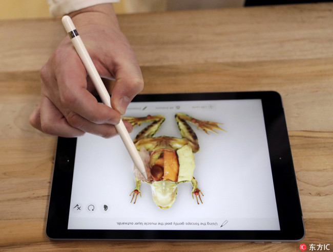 Apple dévoile un nouvel iPad avec un crayon dans un lycée de Chicago
