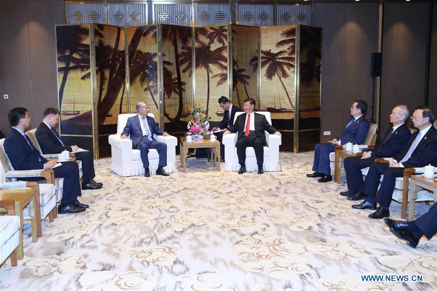 Xi Jinping rencontre l'ancien président kirghiz sur le thème de la coopération bilatérale