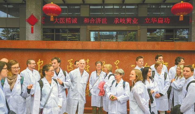 Des docteurs étrangers s'initient à la médecine chinoise et contribuent à sa diffusion